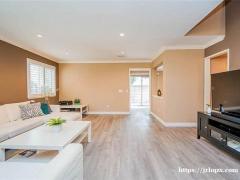 现有一间雅房带简单家具，和另外一个卧室公用卫生间