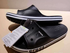 一双拖鞋 品牌crocs