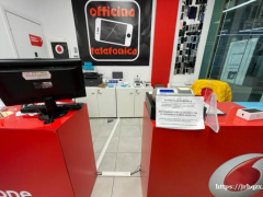 转让老外手机店，老外8年老店，在padova 边的一个公司里