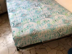 米兰市，出售一张120/190排骨双人床，带20公斤的床垫，