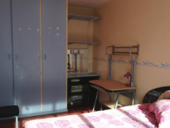 3号线底Gallieni 山下离地铁口5分钟有一带阳台的单间