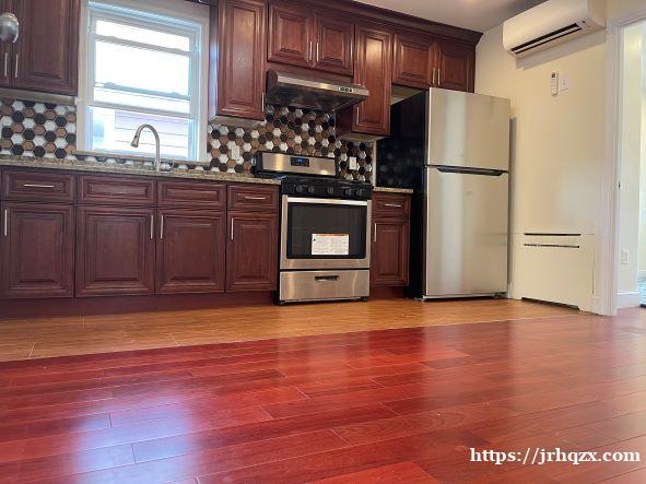 Elmhurst皇后中心二楼三房一厅二卫带大阳台整租或单租。 Elmhurst皇后中心二楼三房一厅二卫带大阳台整租或单租。