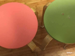 建大 去年买的可折叠 桌子，买桌子送两个椅子！