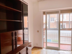 马德里华人区Usera老温州商场隔壁有三室一厅一卫好房出租，