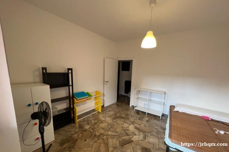 近星期一卖散摊的大ESSELUNGA附近(via grazi 近星期一卖散摊的大ESSELUNGA附近(via grazi