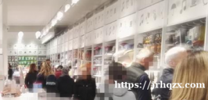 百货小商品店转让人行道位置好，生意稳，300多平方