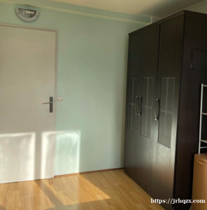 93省aubervillier有单间出租，房子离B线La courneuve Aubervillie