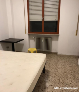 布来西亚火车站。有长期搭铺和临时