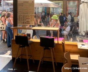 在里尔市中心商业区步行街 不远有春天商业城，客流量大