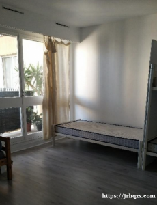 靠近13区T九过两站新装修的房子∴6月28号有大房间出租大厅有搭铺