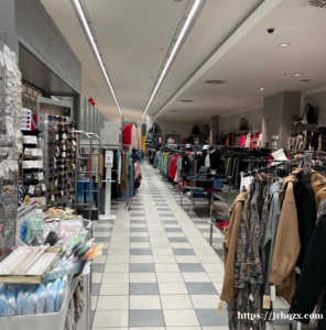 服装店（可以改百货）在Alessandria （valenza)购物中心(ipecoop)内326平