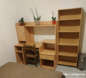 94区有房间出租，一间12平方，月租350€