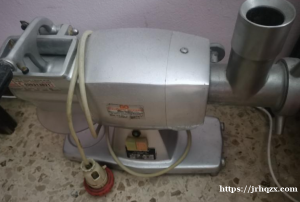 出售二手绞肉沫机，大的150欧元，小的160欧元。