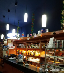 卖意大利人酒吧在piazzale Brescia 周四周六酒吧前面有卖散摊。