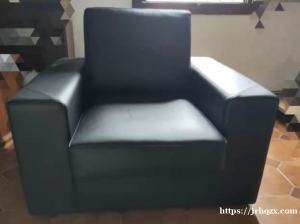 卖全新真皮沙发，价格200€, 可商量。真皮沙发，好看，舒适又好擦拭。