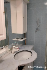 地铁8号线Creteil préfecture附近分租一个房间限女生每月300欧