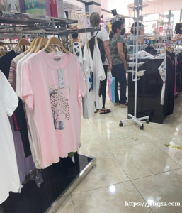 【服装店低价1万9转让】 sevilla 近郊城镇服装店转让，