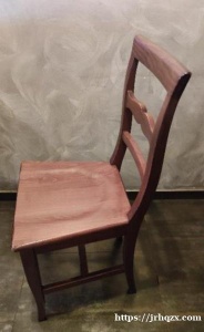 出纯木椅子。
