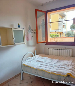 食为天对面 1.6桥洞附近，新penny公司对面有住家可搭铺、