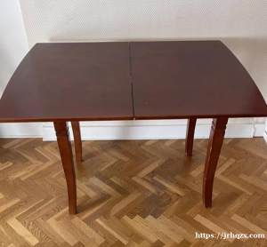桌子220€，长度120，宽度90，高度78，