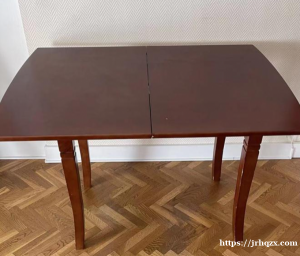 桌子220€，长度120，宽度90，高度78