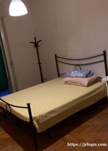 彿罗伦萨火车站附近有单间搭捕家庭是旅馆有需要的话给我联系。