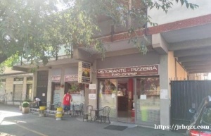 Z中意餐pizza转让在ss11大路上房租2300有100位置。