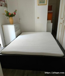 高档实木黑床1,4米x2米190欧，单人床席梦思床垫110欧，