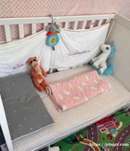 婴儿木床出售，婴儿小的时候床可以调高。