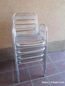 金属椅子，13欧1把，50欧4把