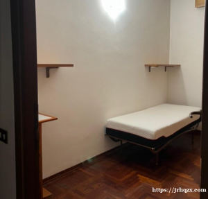 米兰Comasina 出三个如图的单人床，包含床架和床垫，状态良好，