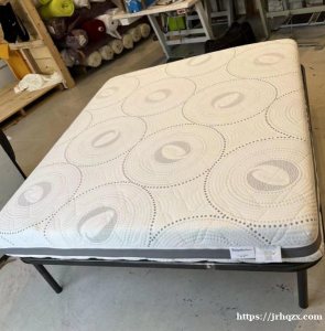 出售全新床垫，刚买一个月包括床脚