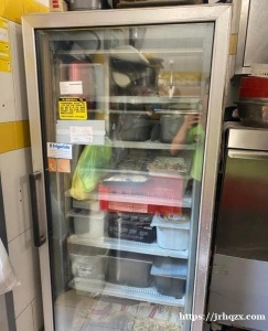 餐馆厨房用的硬冰箱 底价转让 200欧 自取