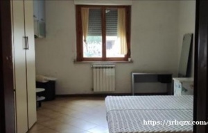 罗马公园红袋子公司后面 银行旁边 via zarini 30有房间搭铺