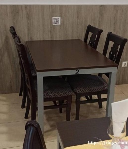巴塞近郊有二手餐馆桌椅转让，七八层新双人桌13张，4人桌3张
