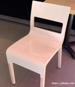 椅子15欧一把（有14张）桌子40欧一张（有9张）