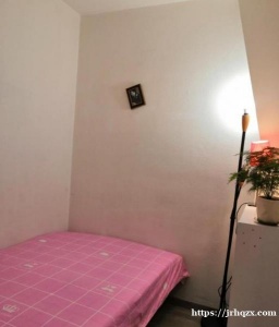 93嘎特须曼地铁口不到一分钟有一个独立小房间出租。