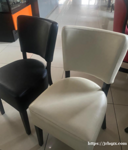 9成新椅子出售 4张黑的3张白的 40 欧一张 在乡下