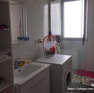 啦古耐无西湖特有上下床铺位出租， La Courneuve