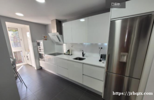 马德里laguna-lucero 6号地铁，四室两卫一厅 出租一个小房间 ，住家在二楼（有电梯）