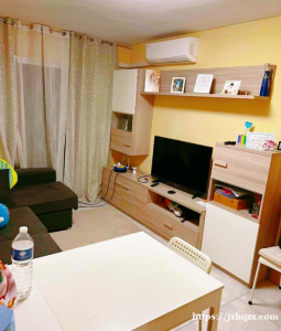 大单间出租，位与1路地铁Alto del Arenal站，离地铁口7分钟在大街上