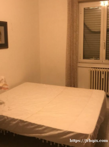 黄线comasina 近地铁口 .楼下有家乐福.有41.52.40 bus。