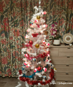 圣诞树包括挂件和彩灯一共25欧