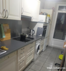 近十三区，T9 第三个站，交通方便，旁边有中超，家里比较安静，找个有工作，喜欢