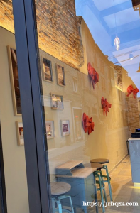 Ferrara 市中心，奶茶店转让，位置客流大，主街全新装修 房租1000