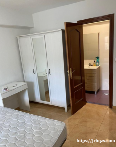 马德里地铁3号线San Fermín 站步行2分钟有四房一厅两卫出租。一楼步梯，