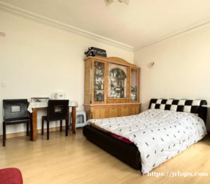 火车站旁边有房出售，南北朝向，房间光线好，房间对面就是火车站，交通方便，地皮税一