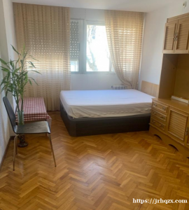 Parla大房间出租，宽敞明亮，距离火车站3分钟，楼下有461和471直达仓库区