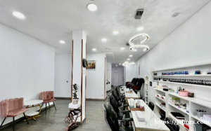 马德里市中心美甲带店转让，位置绝佳，4个美甲位置，3个洗脚椅，6个房