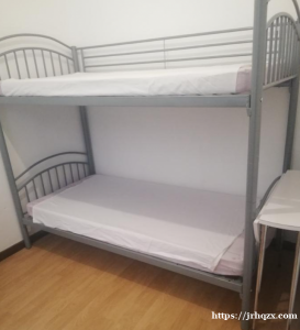 78凡尔赛Versailles市中心有一个下铺出租，富人区，治安良好，有网络，家